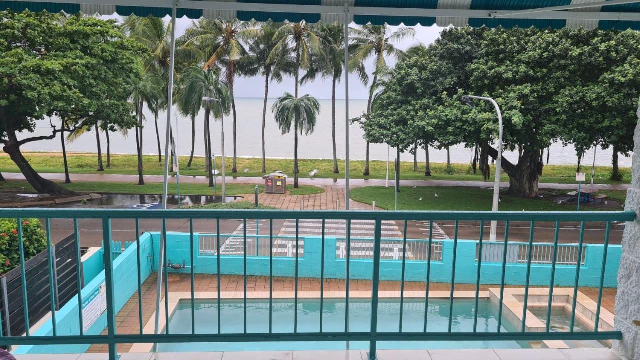Emthree Seaside Apartments Townsville Exteriör bild